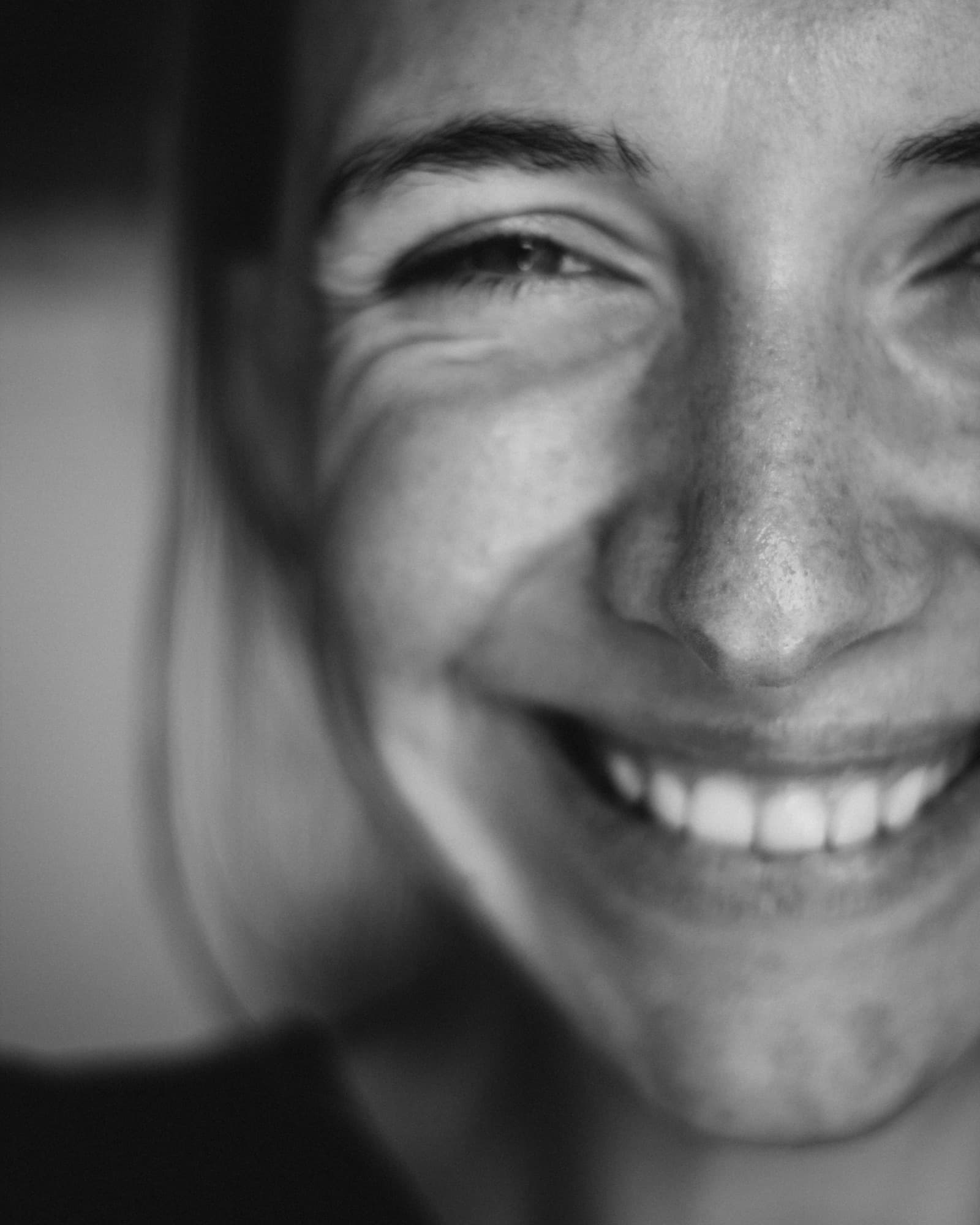 Le sourire d'une patiente, en gros plan.